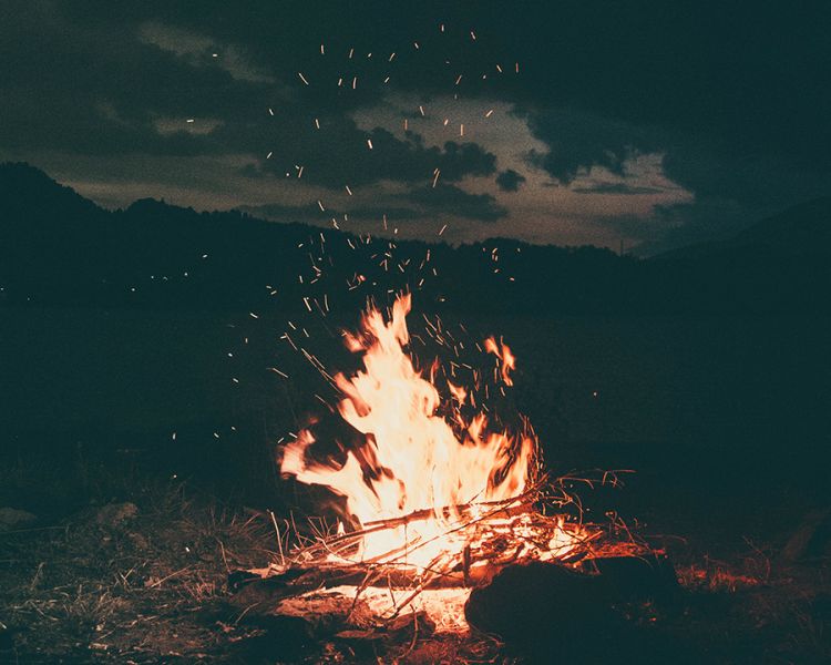 Organizacja ogniska|Pieczenie kiełbasek